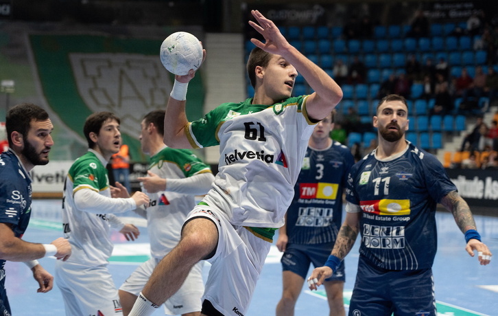 Marco Moreno encara la portería en el duelo liguero frente al Benidorm.