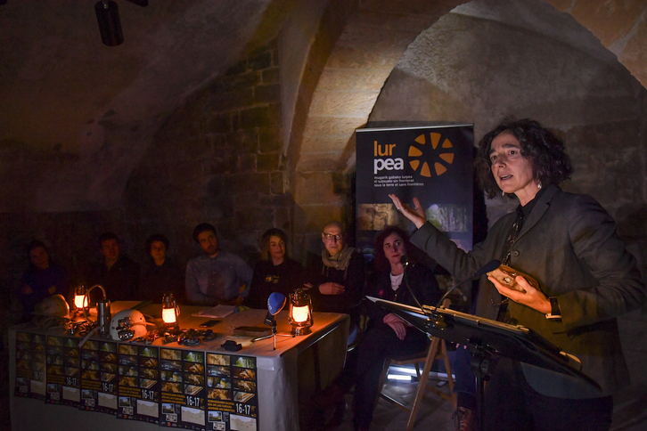 La geóloga Arantza Aranburu, durante su intervención agradeciendo el Premio Lurpea 2024.