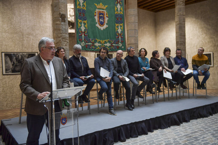 El alcalde Joseba Asiron, junto a los concejales responsables de áreas.
