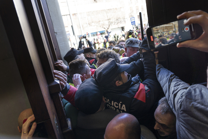 Manifestantes del sector primario trataron de entrar a la fuerza en la Cámara foral.