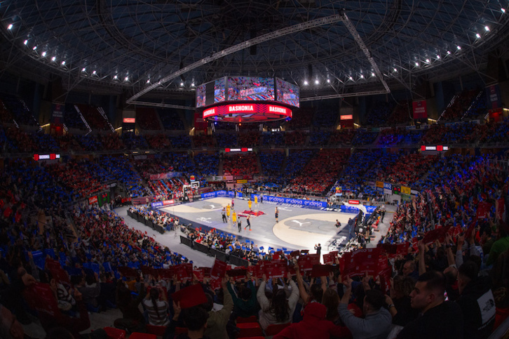 Uno de los focos que rodean el videomarcador se cayó debido a, al parecer, «un error humano».