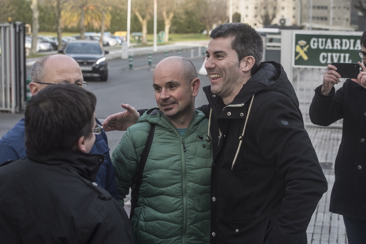 Arkaitz Rodríguez, secretario general de Sortu, saluda a Haimar Altuna a las puertas del cuartel de Intxaurrondo tras su detención en enero de 2020.