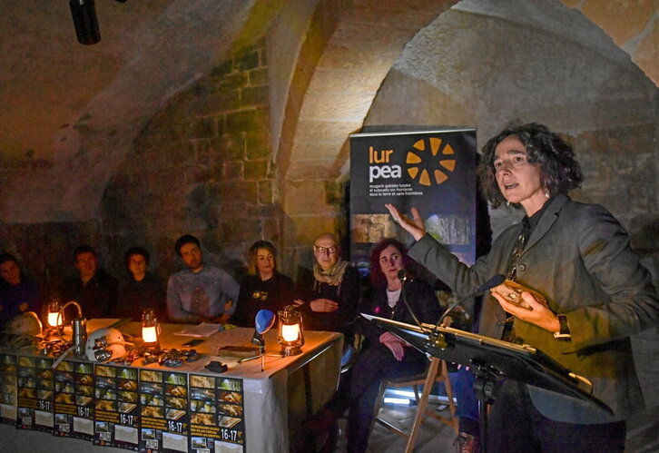 La geóloga Arantza Aranburu, agradeciendo el Premio Lurpea 2024.