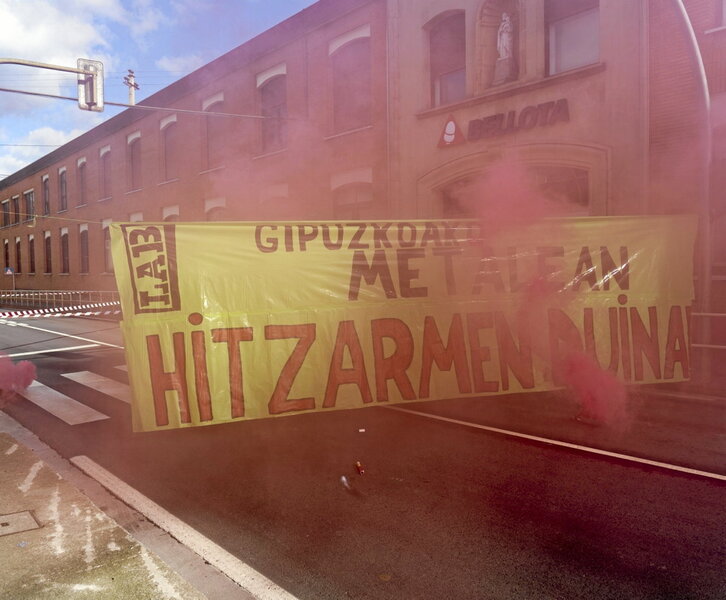 Corte de carretera en Legazpi para reclamar un convenio en el Metal en Gipuzkoa.