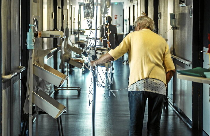 Pertsona bat, Baionako Ospitaleko zainketa aringarrien unitate mugikorrean.