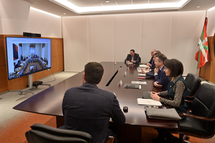 Imagen de la reunión telematica de la Comisión Mixta de Transferencias celebrada ayer entre los gobiernos de Madrid y Lakua.
