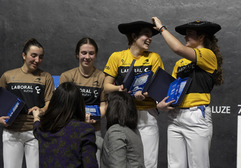 Maialen Aldazabal eta Erika Mugartegi, txapelekin, alboan Lejardi eta Barrenetxea finalistak dituztela.