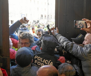 Agricultores tratando de entrar en el Parlamento.