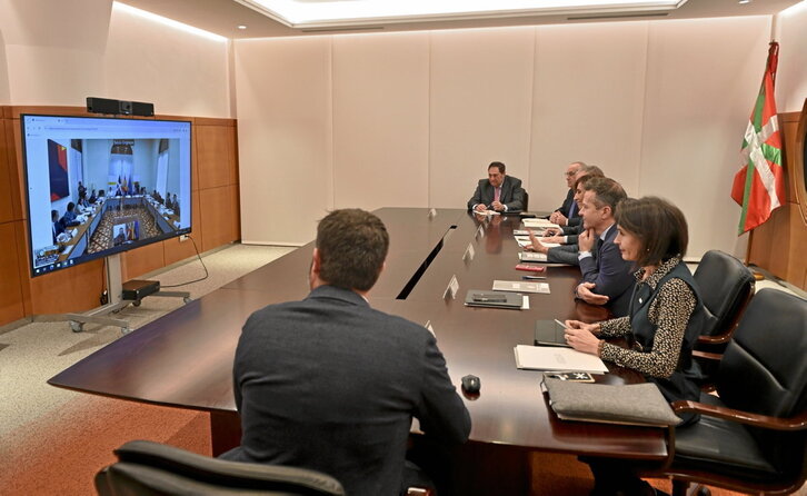 Imagen de la reunión telematica de la Comisión Mixta de Transferencias celebrada ayer entre los gobiernos de Madrid y Lakua.