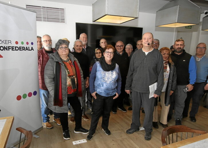 Varios de los componentes de Ezker Konfederala, con Kontxi Bilbao y Ángel Elías.