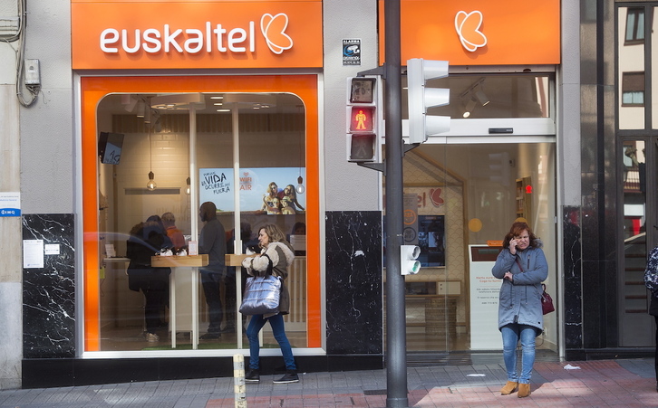 Un comercio de Euskaltel en Bilbo.