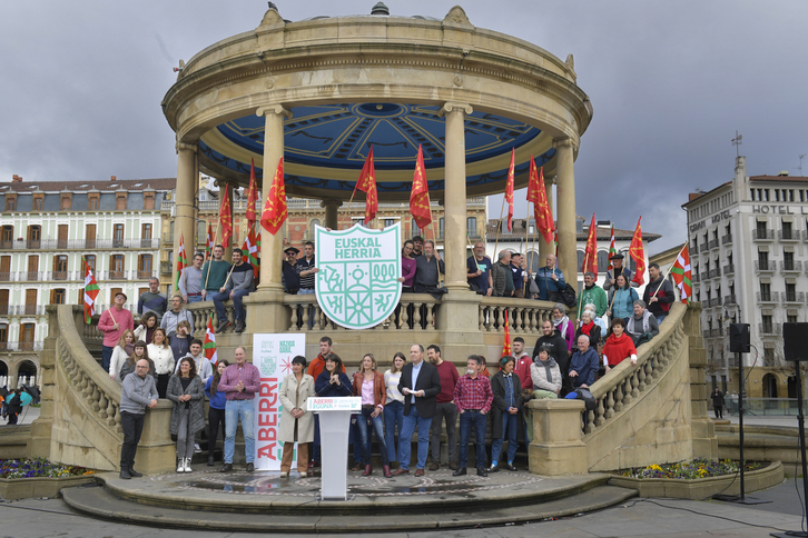 EH Bilduk Aberri Eguneko egitaraua aurkeztu du Iruñeko Gaztelu Plazan.