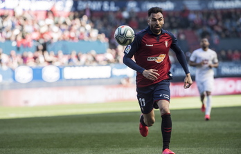 Enric Gallego persigue un balón en El Sadar.