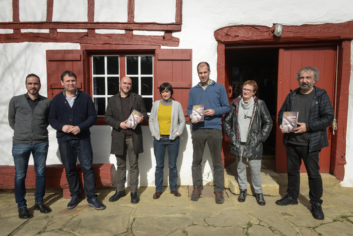 Liburuaren aurkezpena Luhusoko baserrian. 