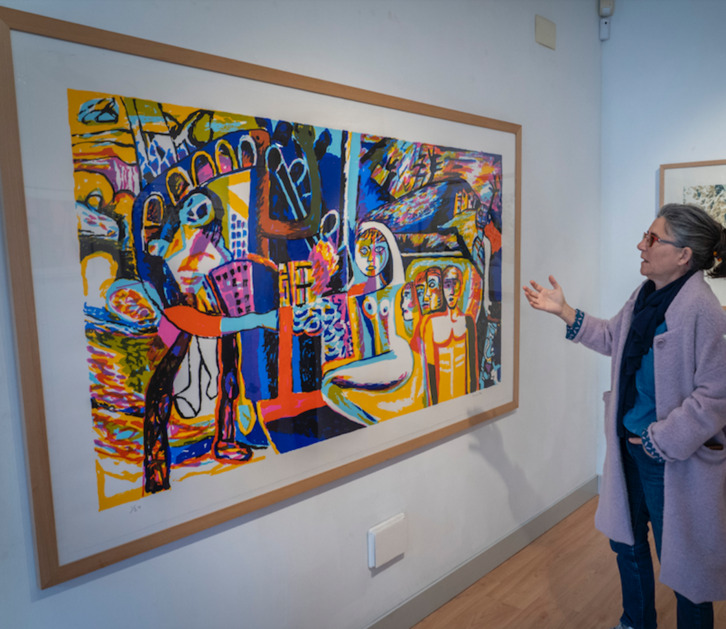 Usoa Zumeta aitarekin egindako tamaina handiko seriegrafiari begira.