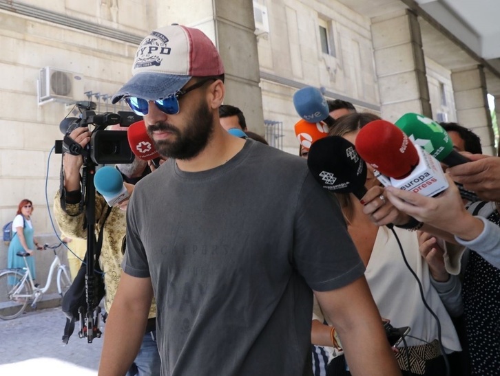 Antonio Manuel Guerrero,  el ex guardia civil de ‘La Manada’, en una imagen de archivo a las puertas de un juzgado de Sevilla. 