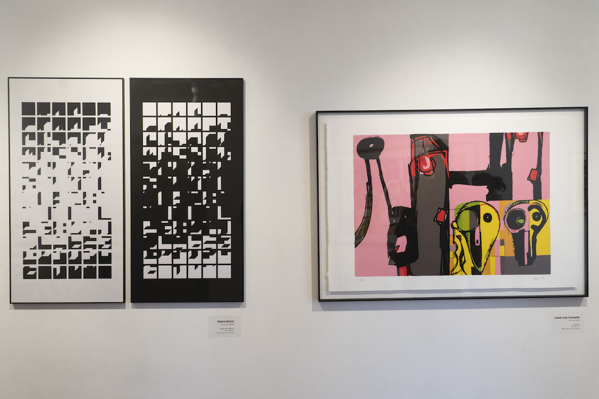 Ezkerrean, Elena Asinsen serigrafia, eskuinean Jose Luis Zumetarena. (Gorka RUBIO | FOKU)