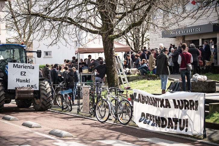 Jende anitz bertaratu da lau auzipetuei sostengua adierazteko auzitegiaren aurrean antolaturiko ekimenera.