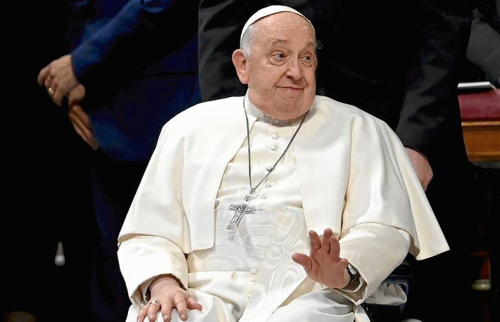 Tras once años de papado, la salud de Francisco ha comenzado a resentirse, tiene sobre todo problemas de movilidad.