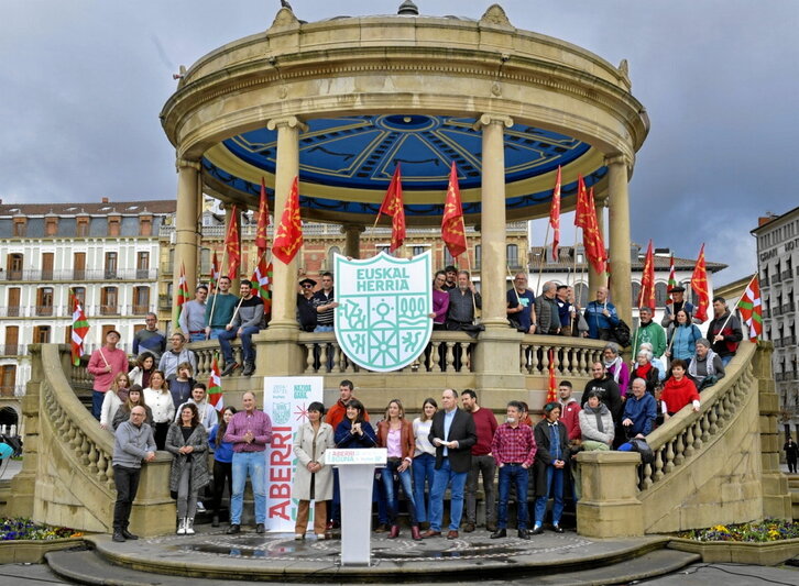 EH Bilduk Aberri Eguneko egitaraua aurkeztu zuen Iruñeko Gazteluko plazan.