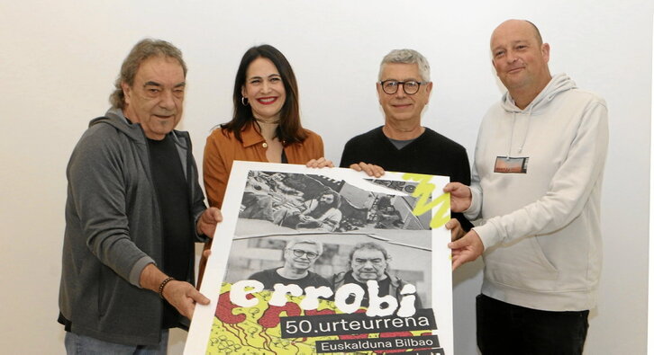 Ezker-eskuin, Anje Duhalde, Leixuri Arrizabalaga Kultura diputatua, Mixel Ducau eta Igortz Iturbe (Mauka).