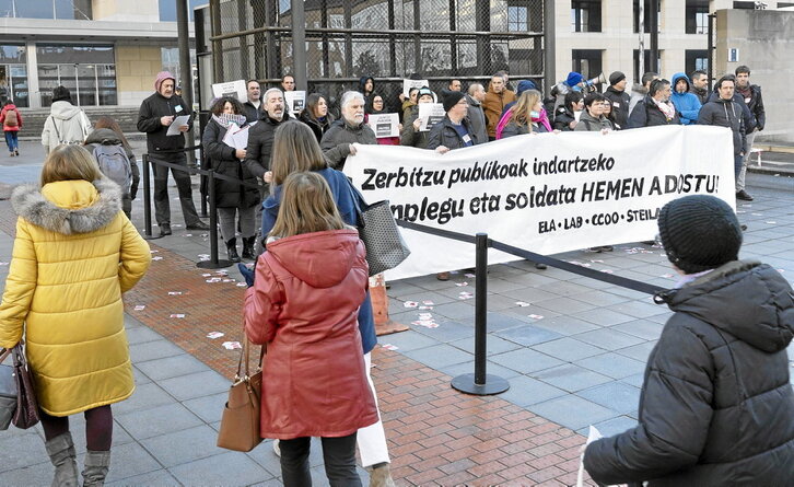 La jornada empezó primera hora de la mañana con los piquetes informativos, uno de ellos en Lakua.