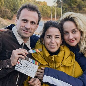 Mar Coll, en el centro de la imagen, junto a Oriol Pla y Laura Weissmahr.