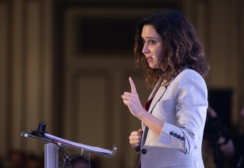 Ayuso, con gesto serio en un acto informativo en Madrid.