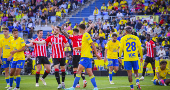 Paredes causará baja ante el Alavés por acumulación de tarjetas.