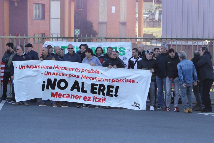 Trabajadores a las puertas de la planta de Mecaner, en Urduliz.