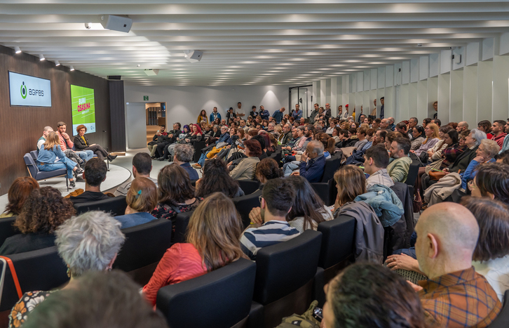 El aspecto del auditorio de Anoeta demuestra el interés que despierta la salud mental. 