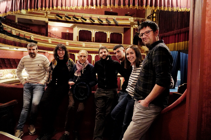 Arabako Txapelketako finalean parte hartuko duten bertsolariak eta, txapela eskuan, Xabi Rico 