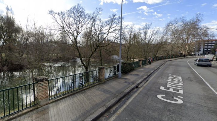 El río Arga a su paso por la calle Errotazar, cuyo tránsito ha sido cortado tras localizarse el cadáver. 