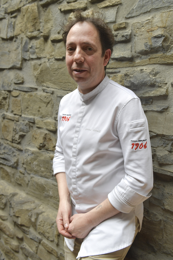 El chef posa en su restaurante, que cuenta con dos estrellas Michelín y una Estrella Verde. (Idoia ZABALETA/FOKU)