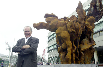 Vicente Larrea, en 2001, ante una de sus principales obras: un homenaje a los trabajadores del antiguo Euskalduna.