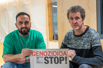 Mohammad Farajallah, activista palestino afincado en Euskal Herria, e Igor Otxoa, de Kulturatik, con el cartel de la manifestación de este domingo, día 17, en Donostia.