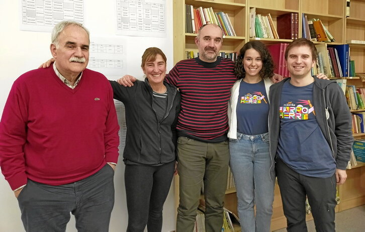 Joxean Elosegi, Arantxa Goñi, Aitor Errazkin, Noelia Lopez eta Beñat de Alda, Bidasoko AEK Irungo euskaltegian.