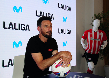 Aduriz ha estado esta tarde en la oficina de Movistar de la calle Buenos Aires.