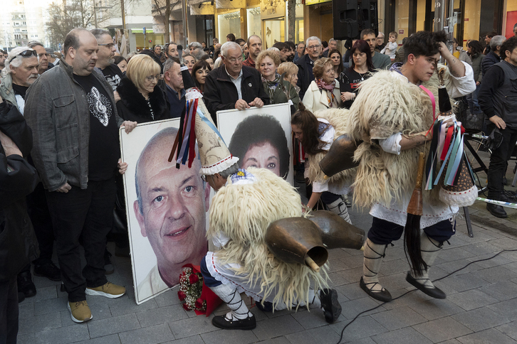 Mari Camen Mañas, la viuda, y Enekitz, hijo, junto al retrato de Angel Berrueta durante la ofrenda floral. 
