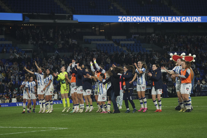 Las jugadoras de la Real celebran el triunfo con la afición desde el césped del Reale Arena.