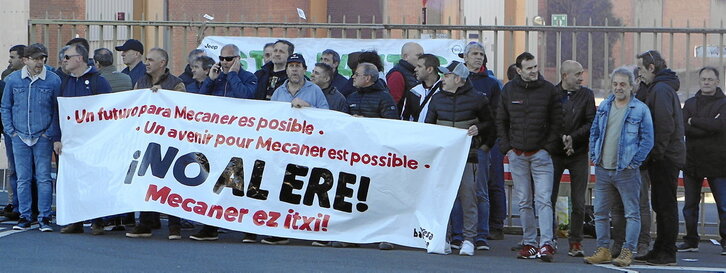 Trabajadores a las puertas de la planta de Mecaner, en Urduliz.