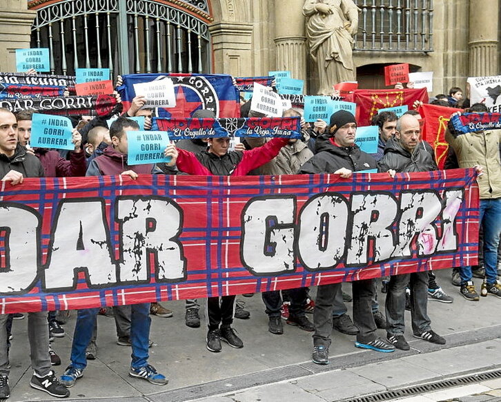 Miembros de Indar Gorri denunciando otro ataque.