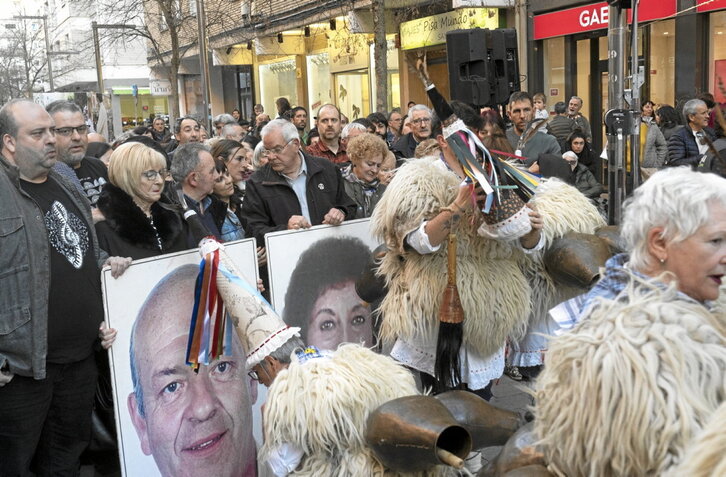 Momento en el que la familia de Berrueta recibe el retrato y las flores.