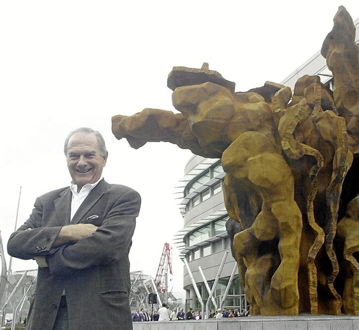 Larrea, en 2001, junto a su obra del Euskalduna.