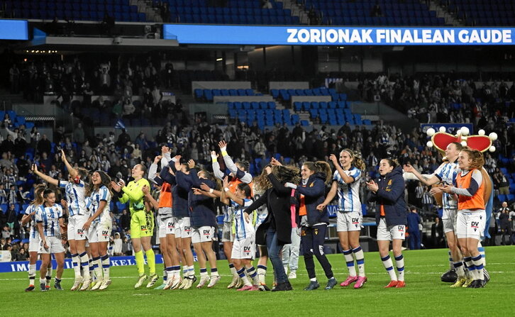 Las futbolistas txuri-urdines celebran el billete a la final de Copa desde el césped de Anoeta con su afición.