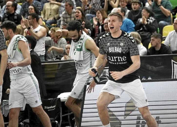 En el parqué o el banquillo, los hombres de negro vibraron con su partido.