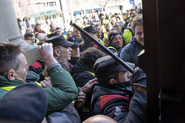Imagen del intento de asalto al Parlamento de Nafarroa protagonizado por agricultores la semana pasada.