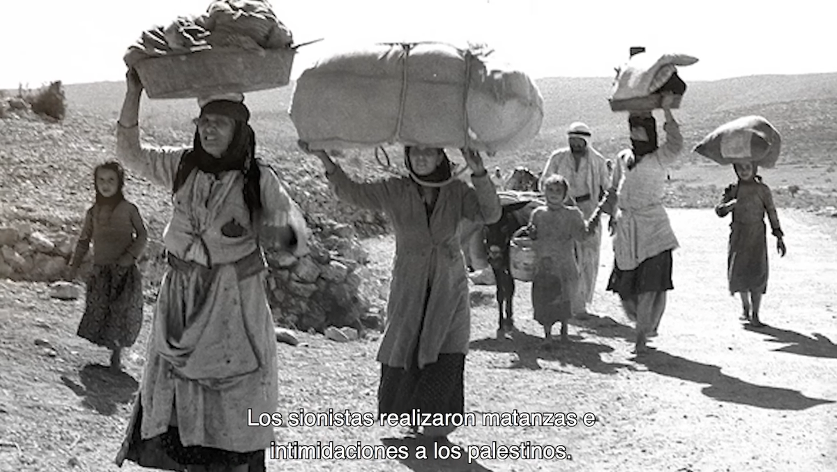 Uno de los fotogramas del documental donde se ve a un grupo de palestinas emigrando.