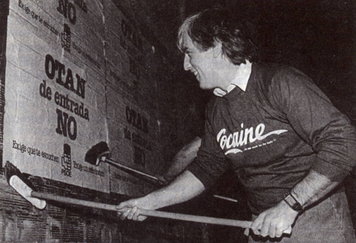 Gabriel Urralburu colocando carteles sobre la entrada en la OTAN en Iruñea.