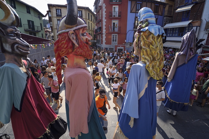 Ezkerrean, Akerbeltz, Mutrikuko beste erraldoiekin batera.